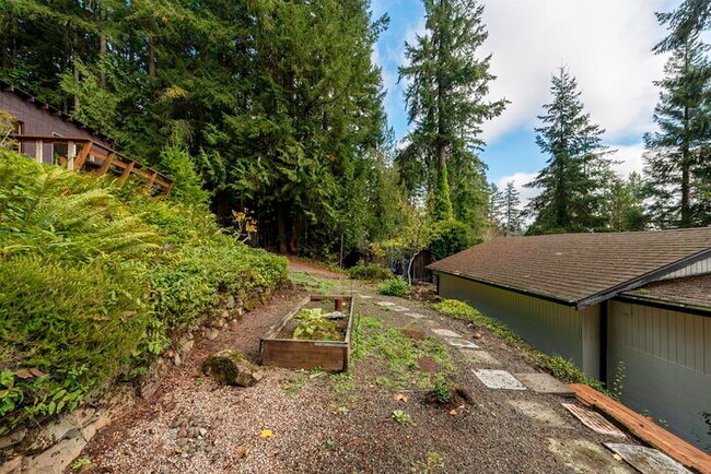 Building Photo - BEAUTIFUL CABIN STYLE HOME ACROSS FROM SIL...