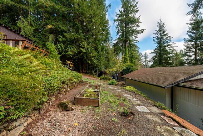 Building Photo - BEAUTIFUL CABIN STYLE HOME ACROSS FROM SILVER LAKE