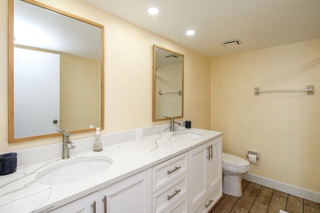 Building Photo - ** 2/2 FIRST FLOOR EMERALD LAKES BEAUTY RE...