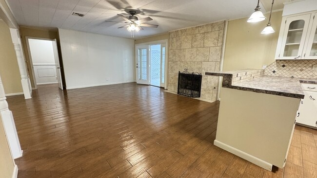 Building Photo - 402 Maridale Dr