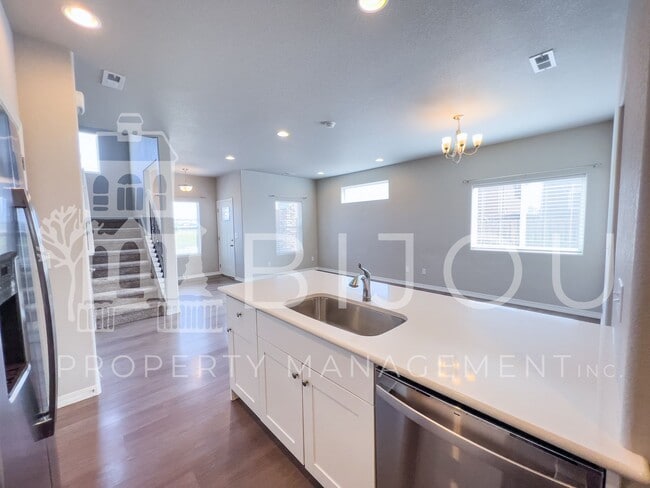 Building Photo - Beautiful Townhome across from Cumbre Vist...