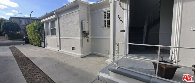 Building Photo - 926 S Holt Ave