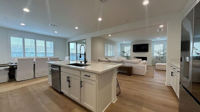 Building Photo - HUGE PRICE REDUCTION!! Gorgeous 6 Bedroom ...