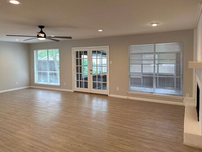 Building Photo - 4 Bedroom / 2 Bath / 2 Car Garage