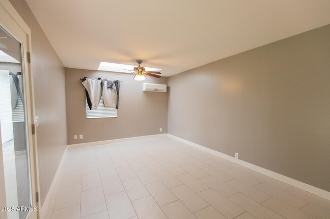 Building Photo - 803 E Palmaire Ave