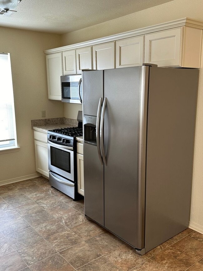 Building Photo - Nice 3 bedroom, 2 bath brick duplex