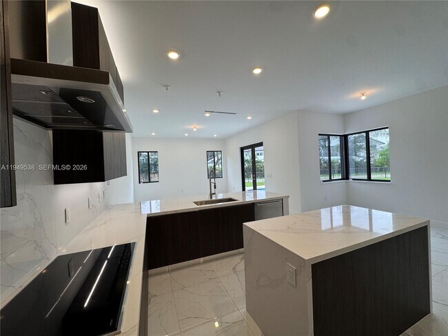 Building Photo - 19670 NE 14th Ct