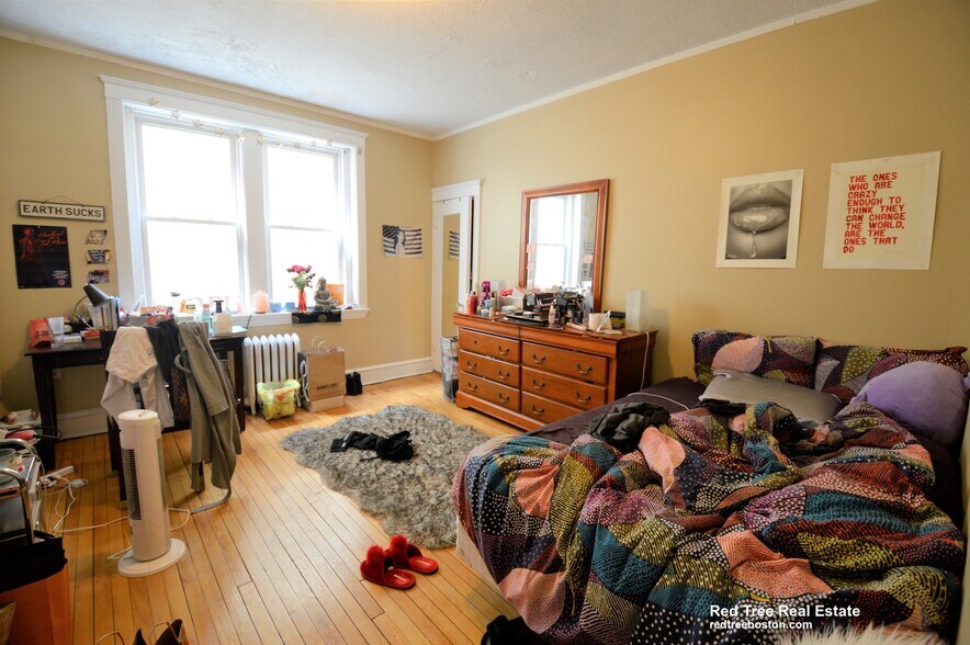 Building Photo - 328 Saint Paul St