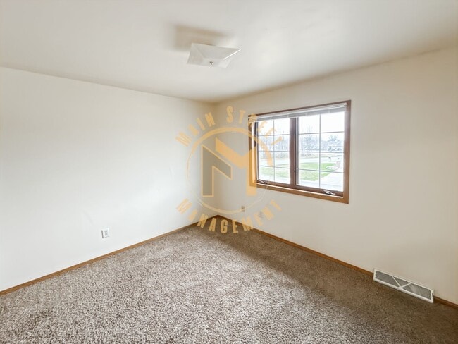 Building Photo - Executive Duplex 3 Bed 2.5 Bath 2.5 Stall Garage