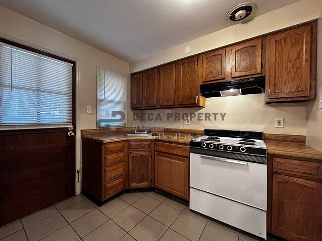 Building Photo - 10205 Cabot Dr