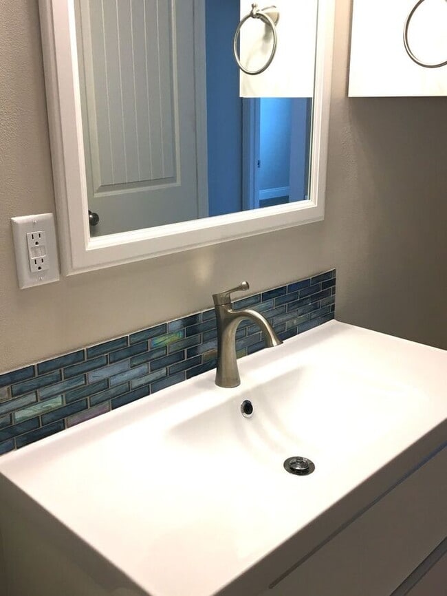 Building Photo - 410 W 9th St