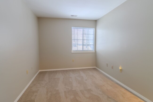 Building Photo - Charming, Updated Condo in Prime Downtown ...