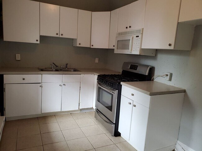 Building Photo - 4 Bedroom 1.5 Bath Home in Lancaster City
