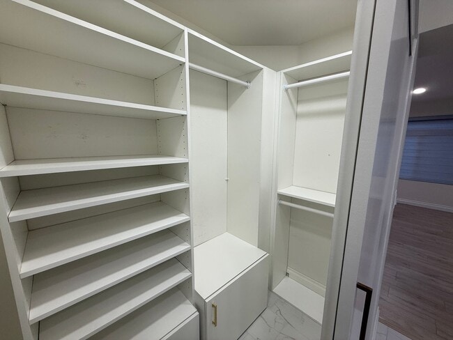 Building Photo - Fully Remodeled 2bed/2bath Townhouse.