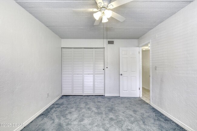 Building Photo - 400 Oakridge Blvd