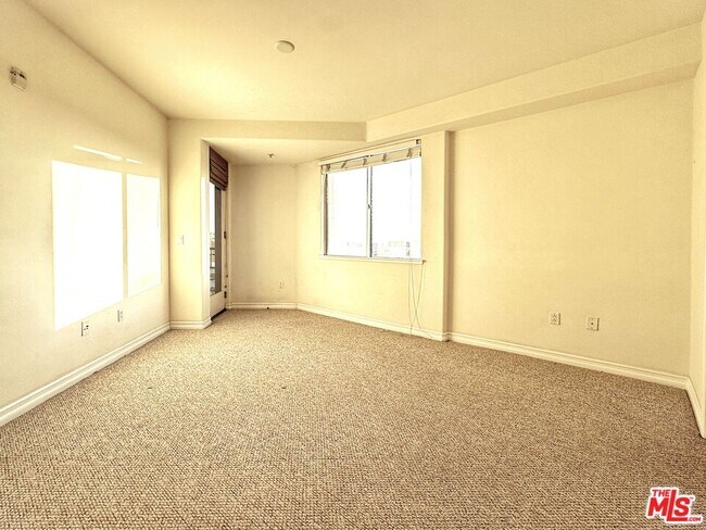 Building Photo - 629 Traction Ave