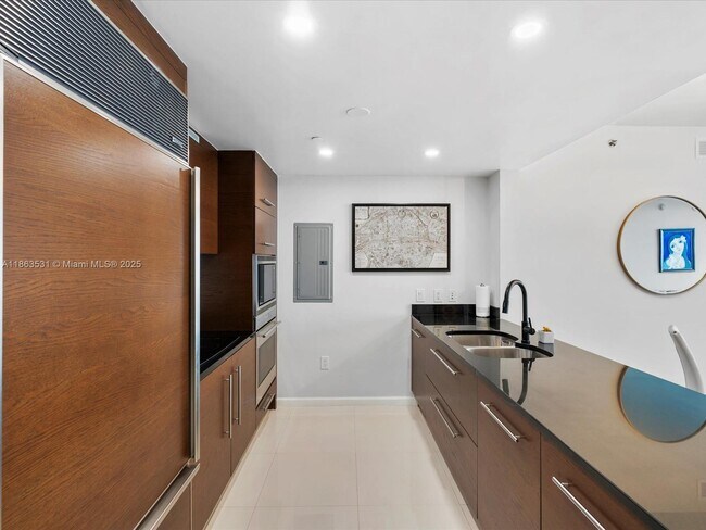 Building Photo - 465 Brickell Ave