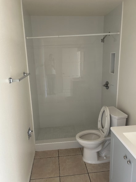 Building Photo - 1315 W 5th St