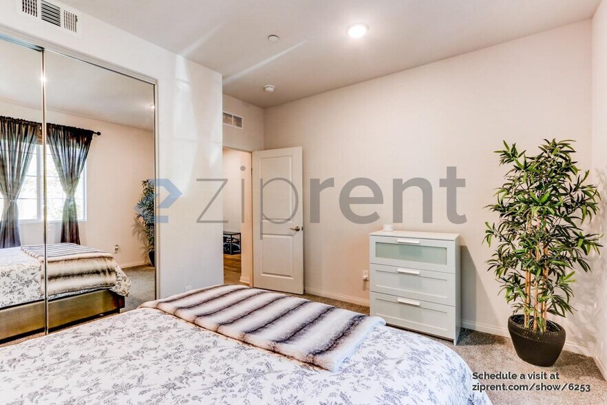 Building Photo - Unit