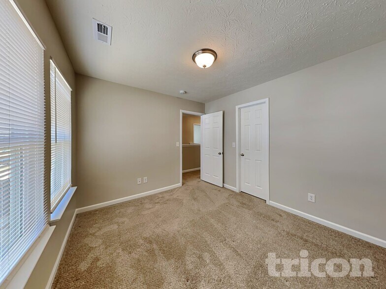 Building Photo - 2419 Pinebark Dr