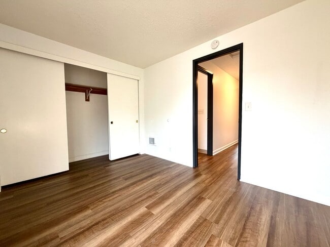 Building Photo - **$1000 DEPOSIT + FREE FIRST MONTH'S RENT** Updated Townhouse in the Heart of Garden Home~ New LV...