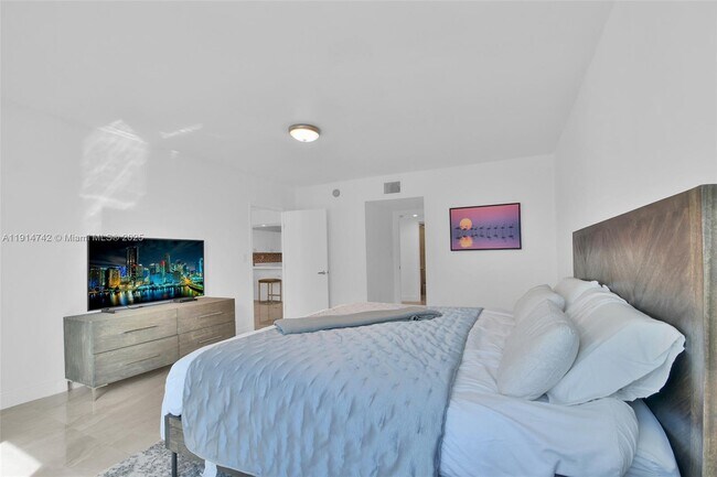 Building Photo - 2301 Collins Ave