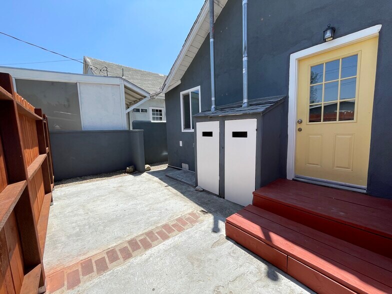 Backyard/patio area - 129 E Ave 36