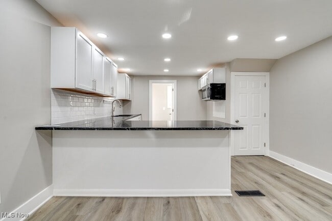 Building Photo - 920 Bloomfield Ave