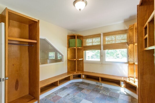 Building Photo - 11 Green St