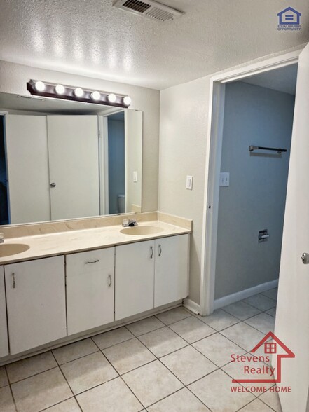 Building Photo - 915 S Seminole Dr