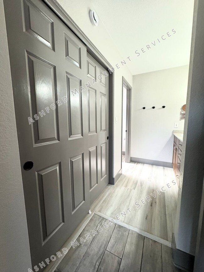 Building Photo - BEAUTIFULLY REMODELED 3 BEDROOM HOME WITH ...