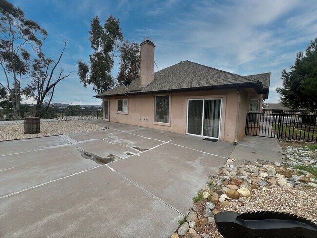 Building Photo - Spacious Single Story 3-Bedroom Home Beaut...
