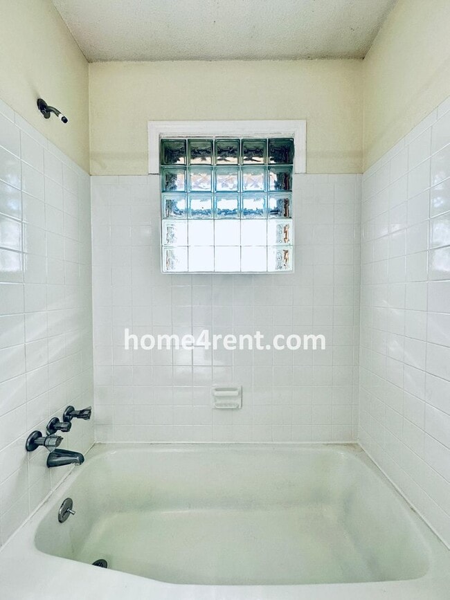 Building Photo - Charming Duplex Style Home with New Paint, Updated Floors, Finished Basement and a Quiet Back Patio!