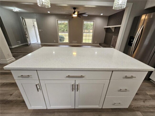 Building Photo - 999 Braselton Hwy