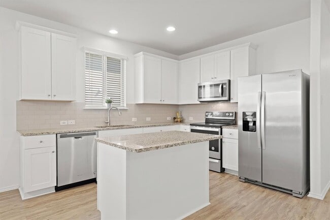 Building Photo - 240 Bedford Falls Ln