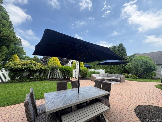 Building Photo - 365 Chablis Path