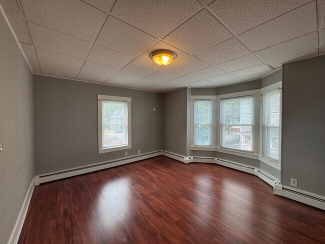 Building Photo - Updated Haverhill 2 Bedroom W/Yard | Avail...