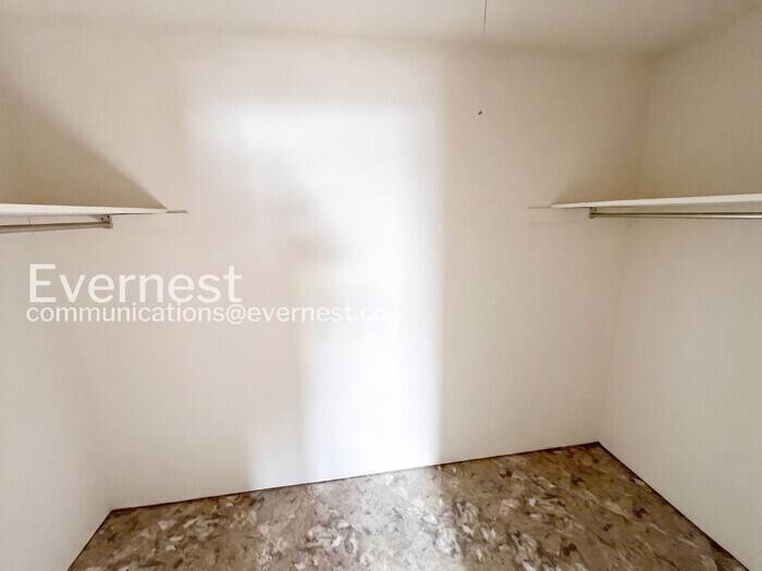 Building Photo - 12916 N Cresap St