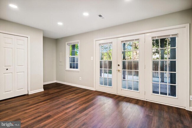 Building Photo - 1293 Quaker Hill Dr