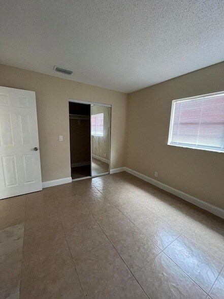 Building Photo - 1045 Miami Blvd