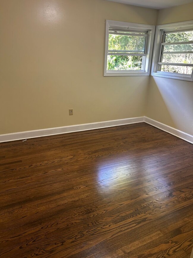 Building Photo - 3 Bedroom 1 bathroom Renovated! 5 minutes ...