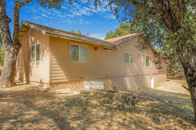 Building Photo - 29012 Oak Ln