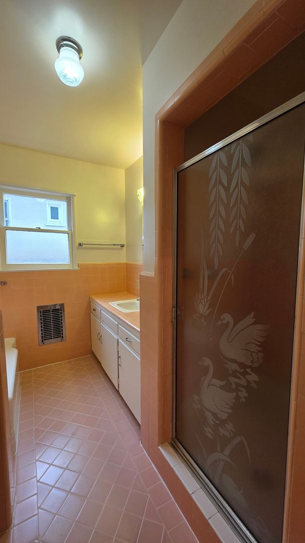 Building Photo - Sherman Oaks 3+2 w/appliances, wood floors...