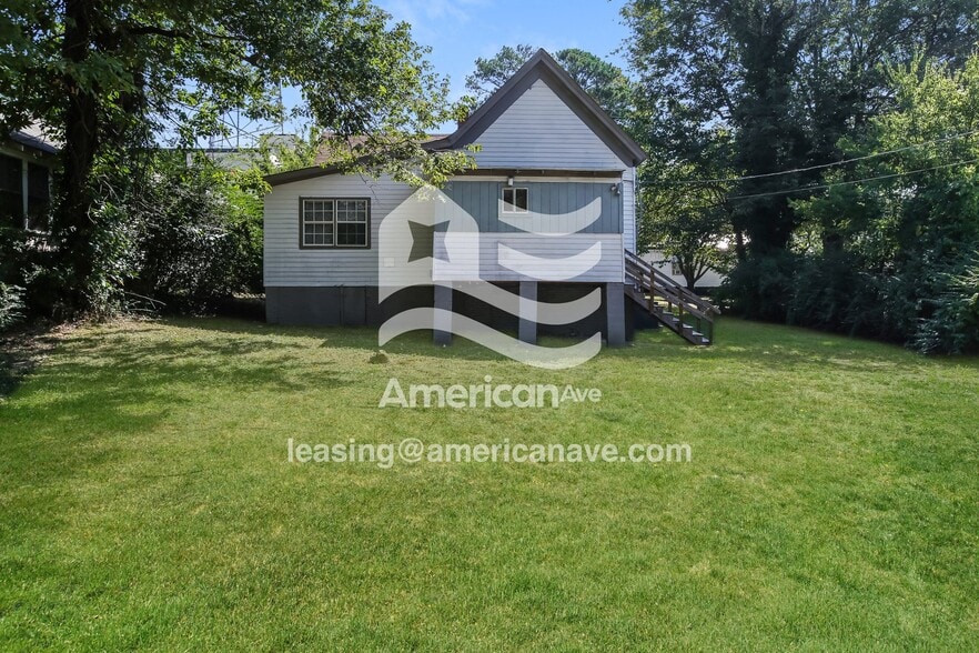 Building Photo - 814 S Elm St