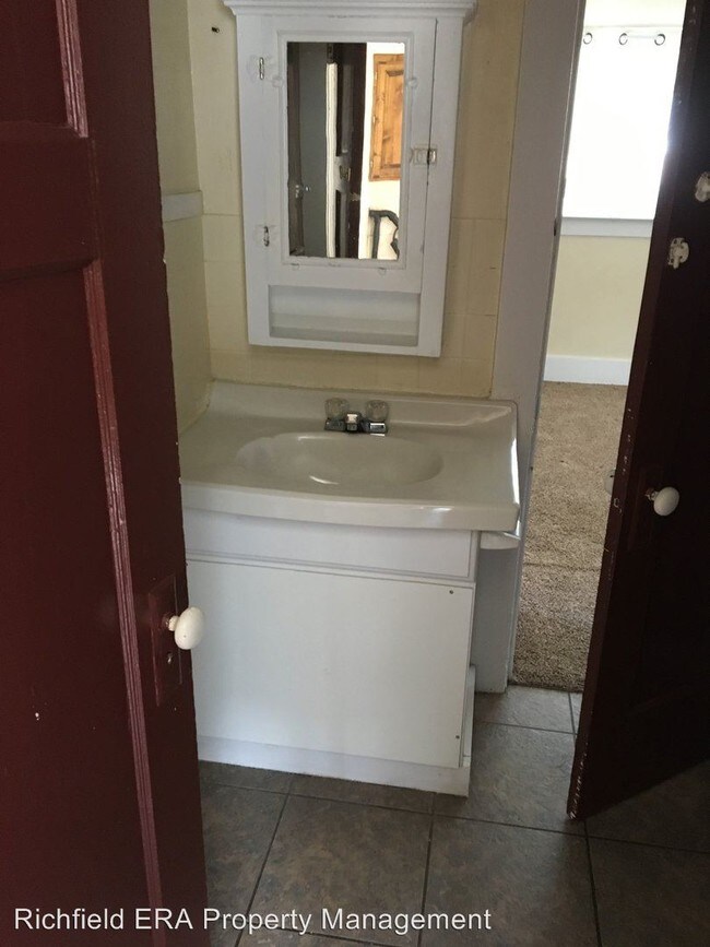 Building Photo - 3 br, 1 bath House - 131 North State Street