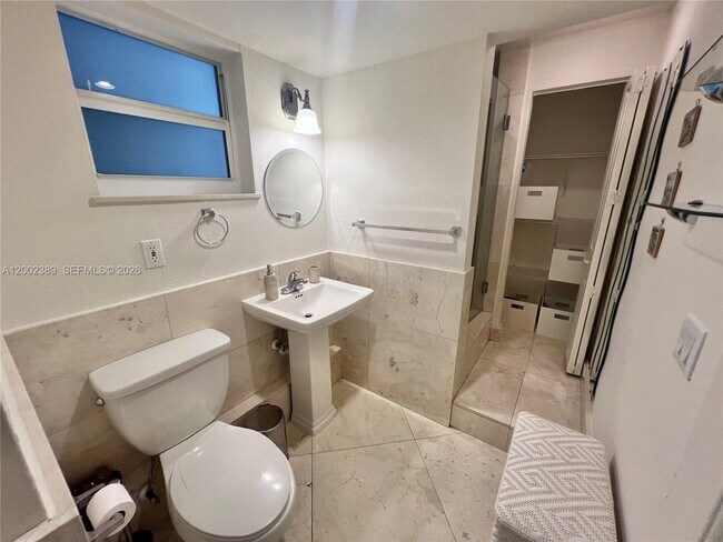 Building Photo - 1750 James Ave