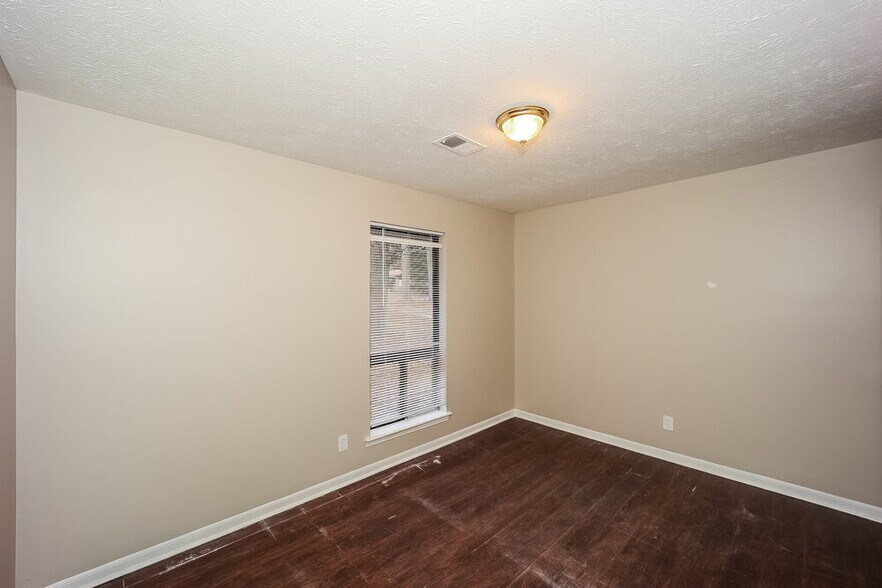 Building Photo - 596 Post Oak Rd