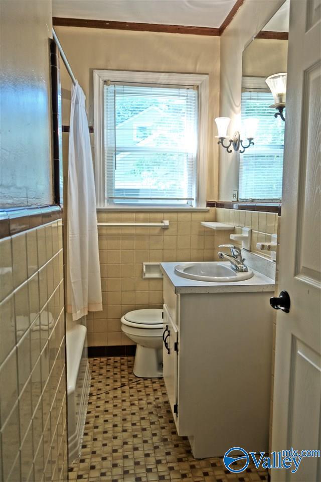 Building Photo - 2035 Vanderbilt Dr SW