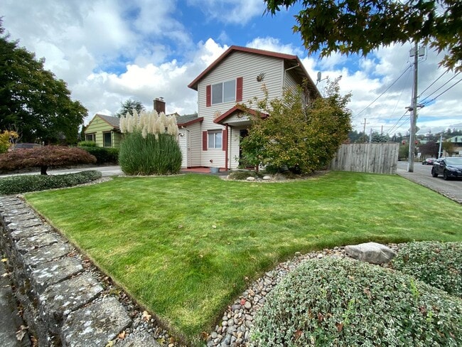 Building Photo - Great Duplex Unit with Attached Garage, Covered Patio, and Two Primary Suites