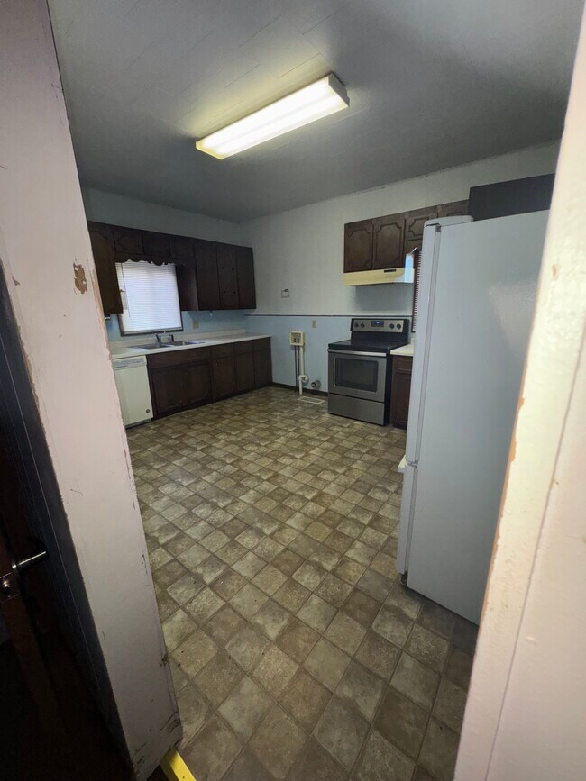 Building Photo - 420 W College St